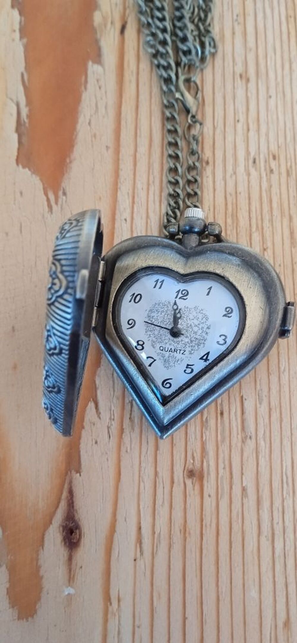 Montre coeur,neuve, tr&egrave;s belle. Bijoux et montres