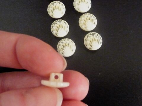 Lot de 10 Boutons en Plastique Blanc Ecru- Diam�tre 11mm 5 Paris 15 (75)