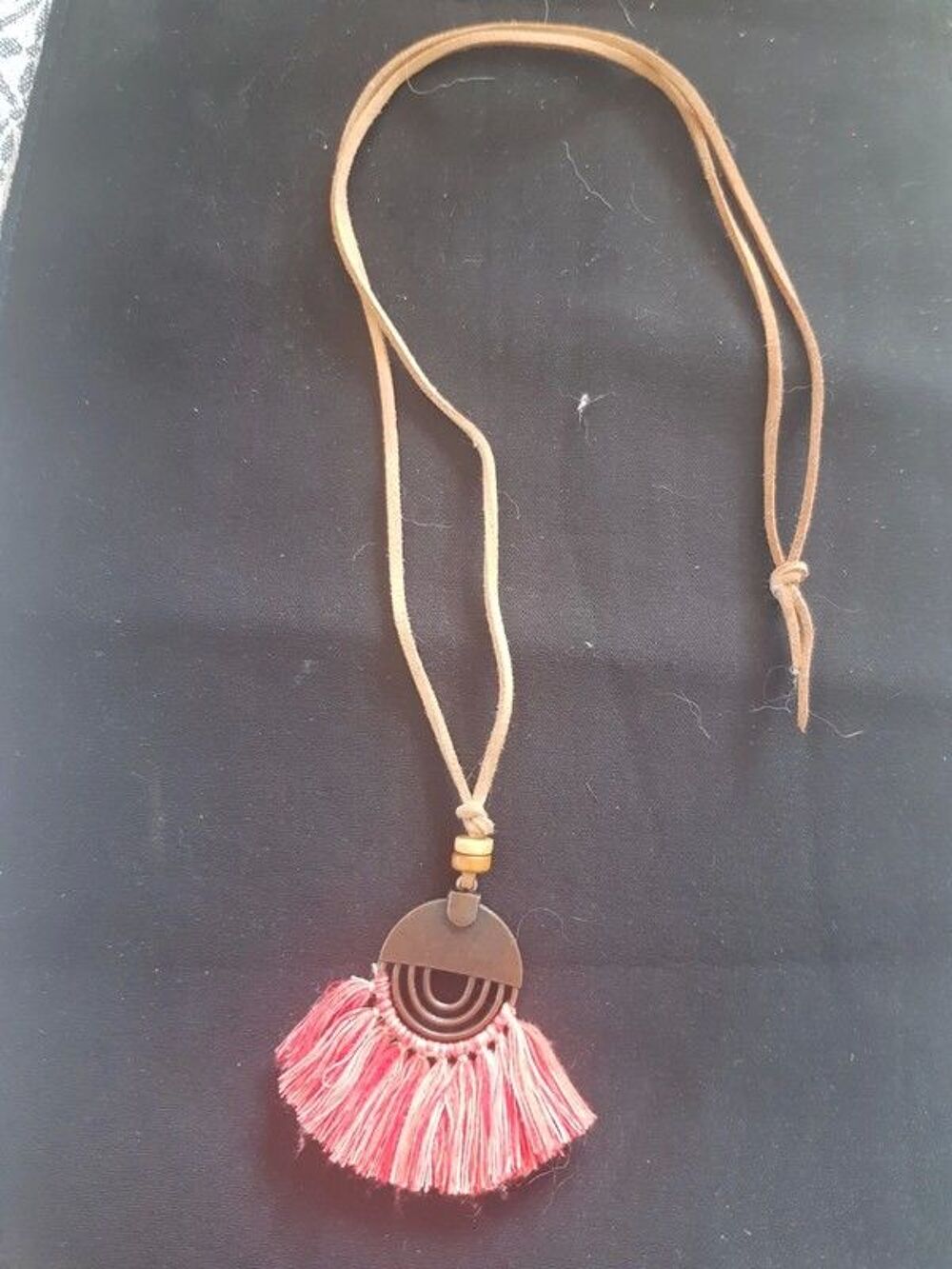 Sautoire cordon en cuir de 80 cm pendentif m&eacute;tal et fils de Bijoux et montres