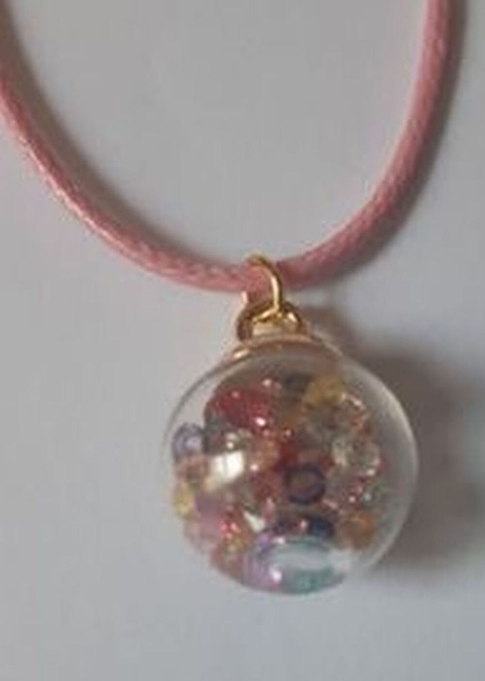 pendentif boule synth&eacute;tique avec le cordon Bijoux et montres