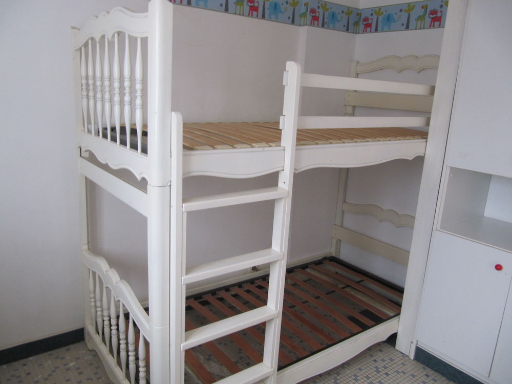 Lit supperpos&eacute; avec matelas et protection matelas Meubles