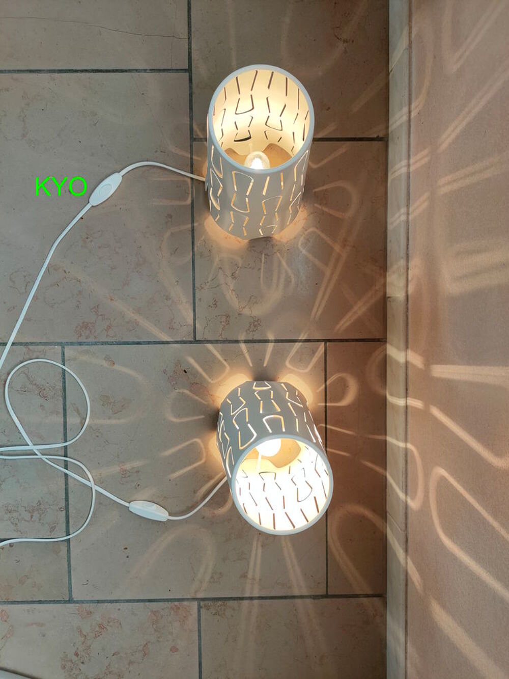 Lampe chevet &agrave; poser, abat-jour ajour&eacute; blanc m&eacute;tal cylindre Décoration