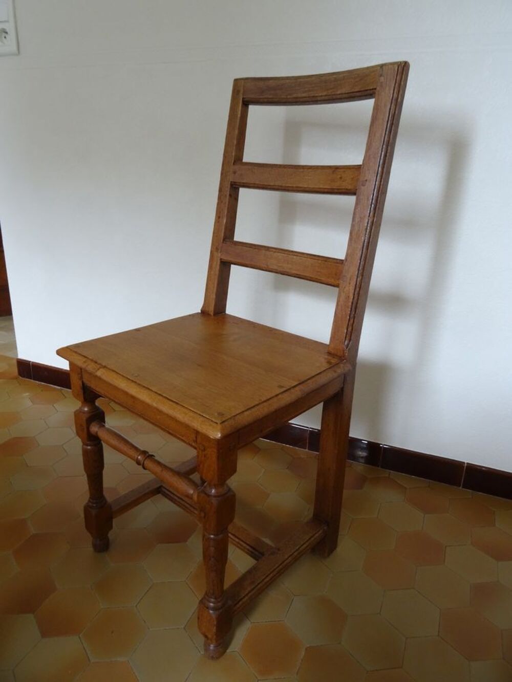 TABLE rustique et 4 CHAISES en ch&ecirc;ne massif Meubles