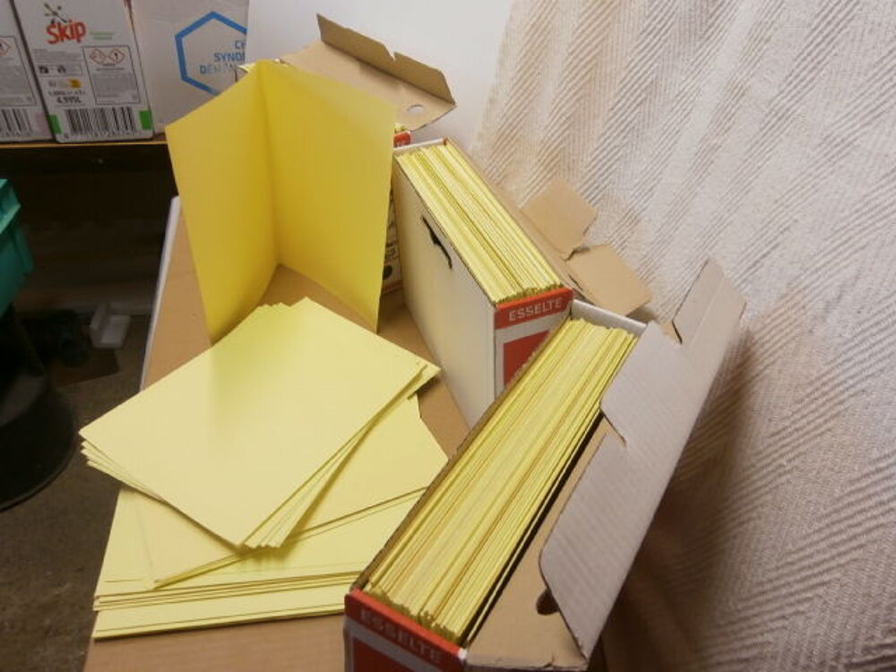 Chemises jaune de classement pour bureaux et collections Décoration