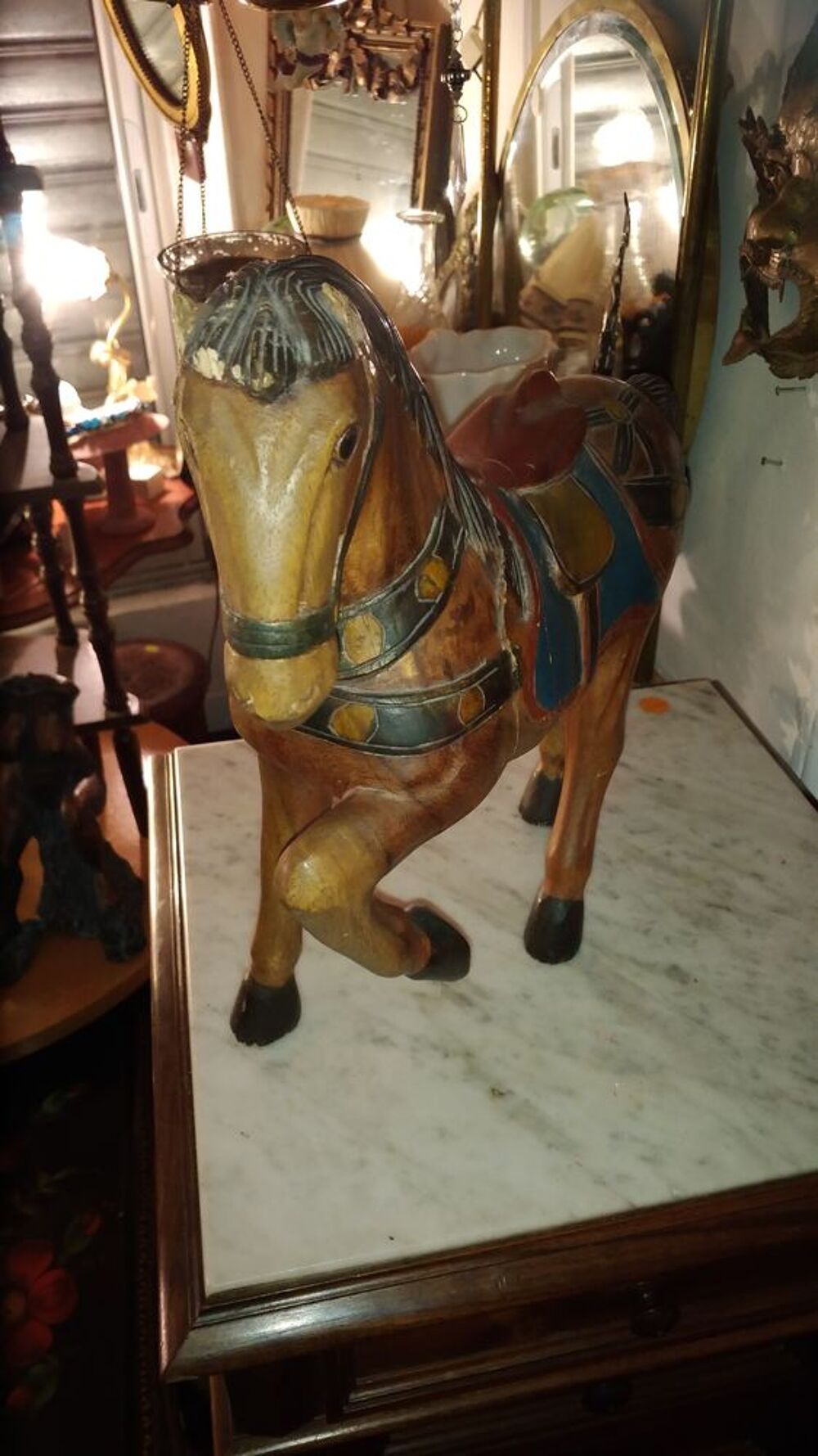 Magnifique cheval en bois massif 
Peint &agrave; la main Décoration