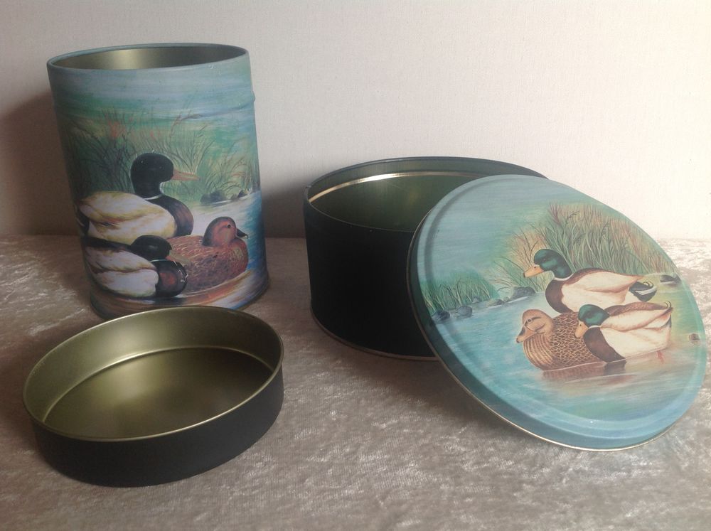 DEUX BOITES EN M&Eacute;TAL VINTAGE AU MOTIF DE CANARDS Décoration