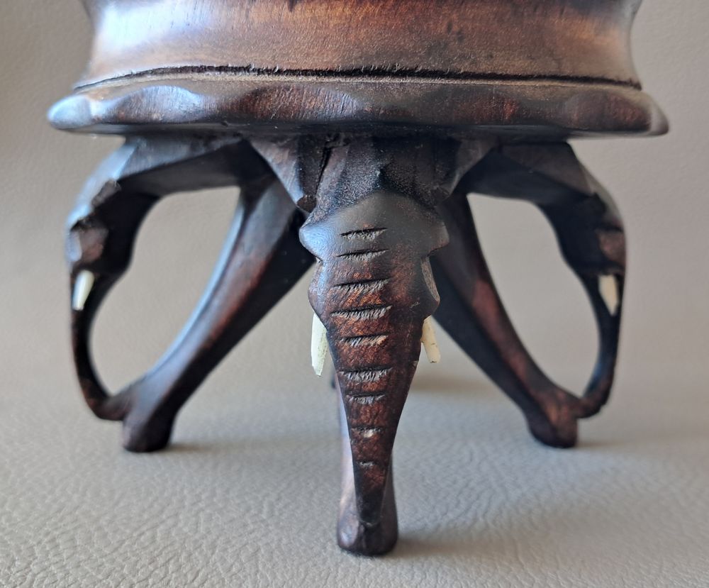 cendrier africain en bois reposant sur 4 &eacute;l&eacute;phants sculpt&eacute;
Décoration