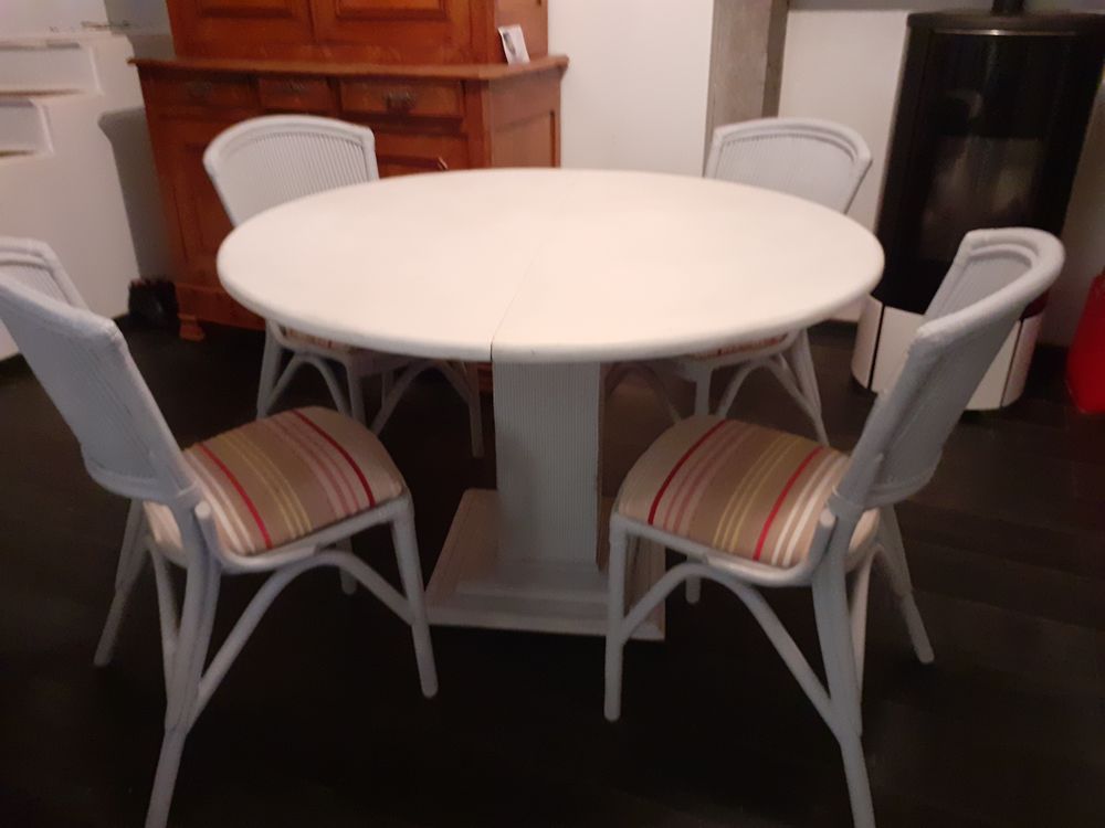 Table ronde bambou diam 1.20 + 4 chaises gris perle. Meubles