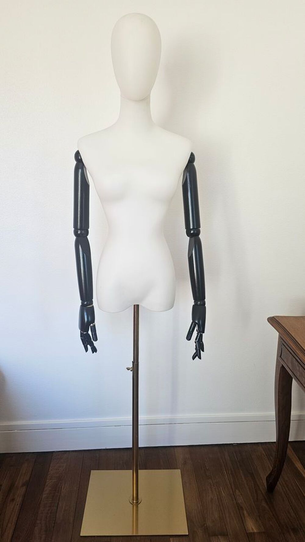 Mannequin buste femme lumineux avec bras bois articul&eacute;s et s Décoration