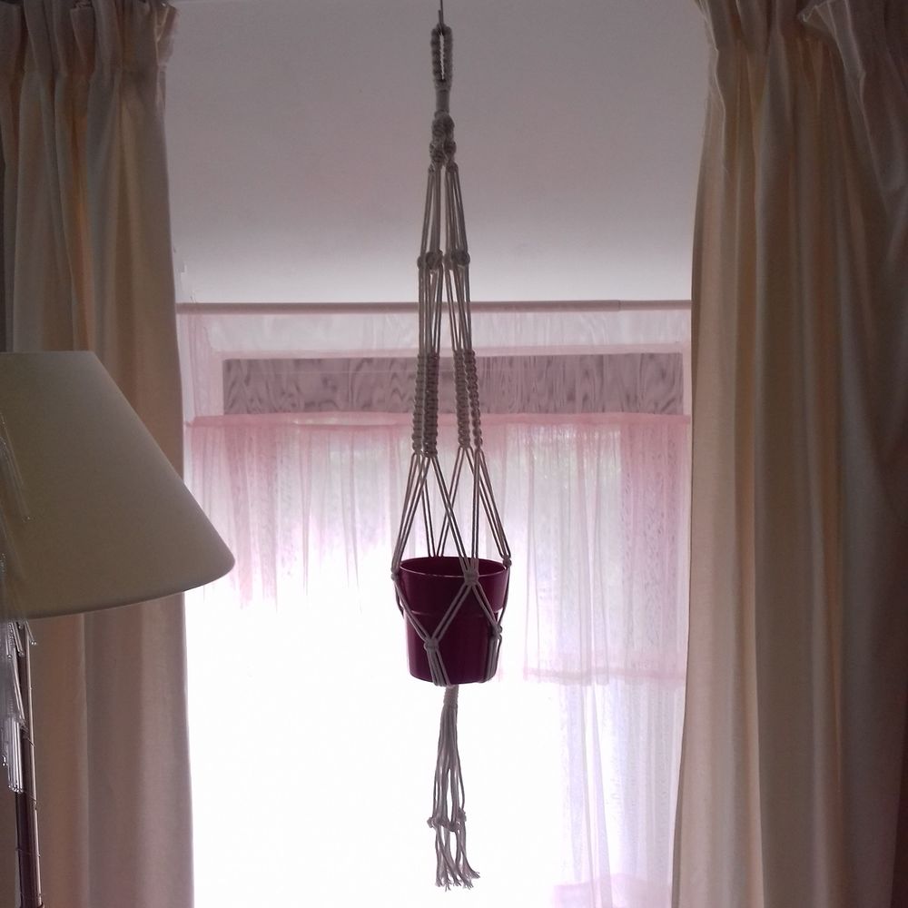 Suspension macramSuspension macram&eacute; et&eacute; et son pot fuschia - Décoration