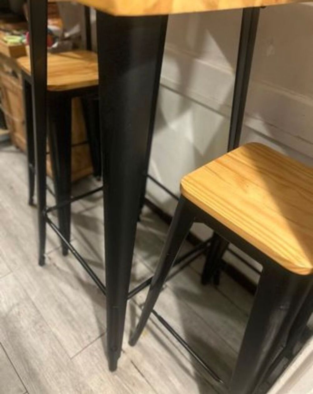 Table haute carr&eacute;e bois et acier SKLUM Meubles