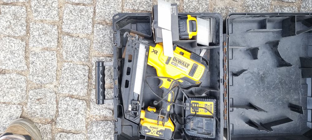   agrapheuse DEWALT tres peu servie 