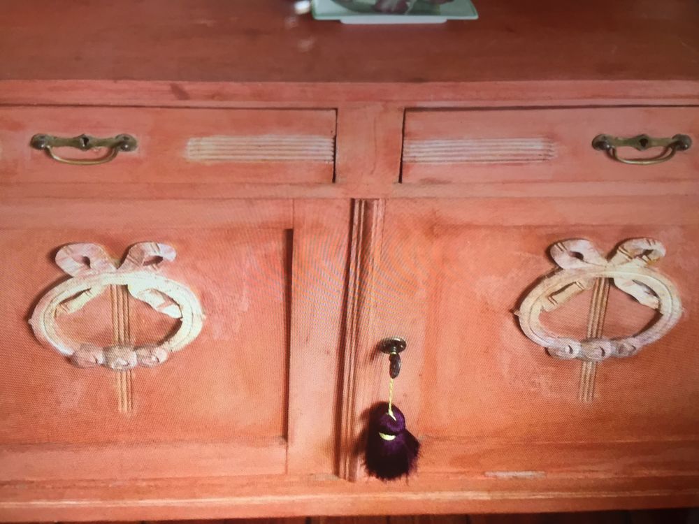 Meuble ancien chambre avec une glace biseaut&eacute;e. Meubles