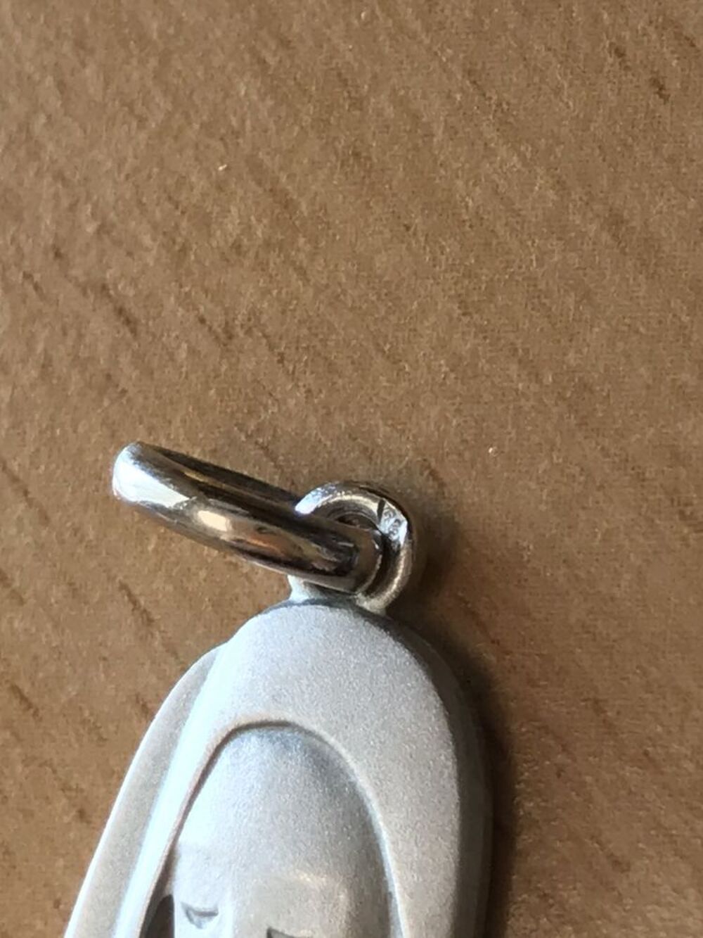 M&eacute;daille pendentif Vierge plaqu&eacute; argent poin&ccedil;on Bijoux et montres