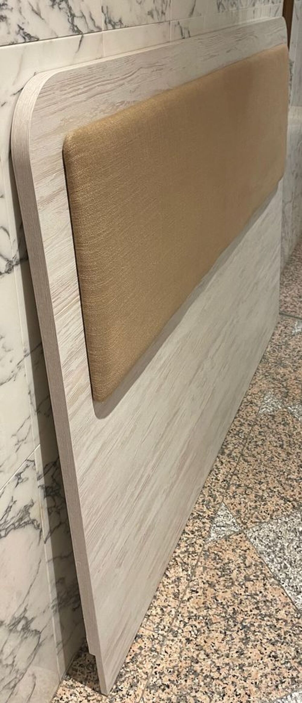T&ecirc;te de lit neuve, style moderne, beige dor&eacute; Meubles