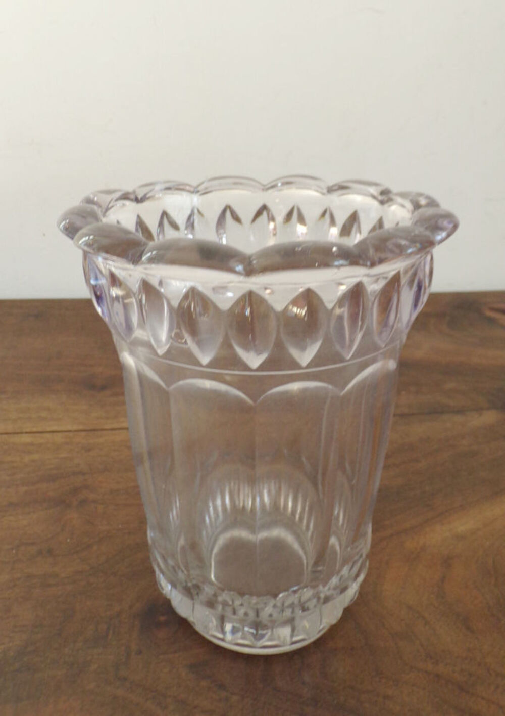 Vase en verre &eacute;pais frise g&eacute;om&eacute;trique , forme de p&eacute;tale Décoration