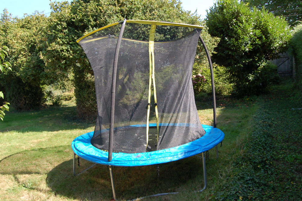 Un Trampoline en bon &eacute;tat de jeux de 2M Jardin