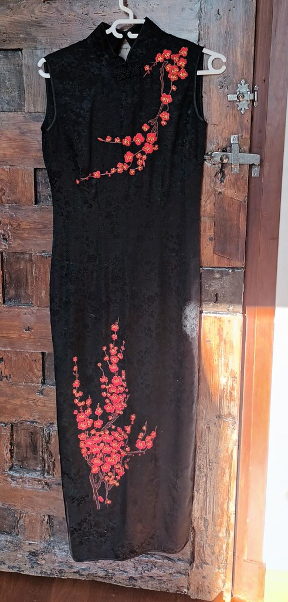 Robe noire &eacute;l&eacute;gante brod&eacute;e &agrave; fleurs rouges Vêtements