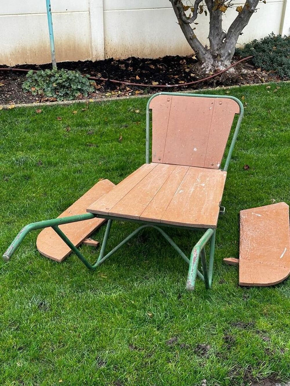 Brouette ancienne. Jardin