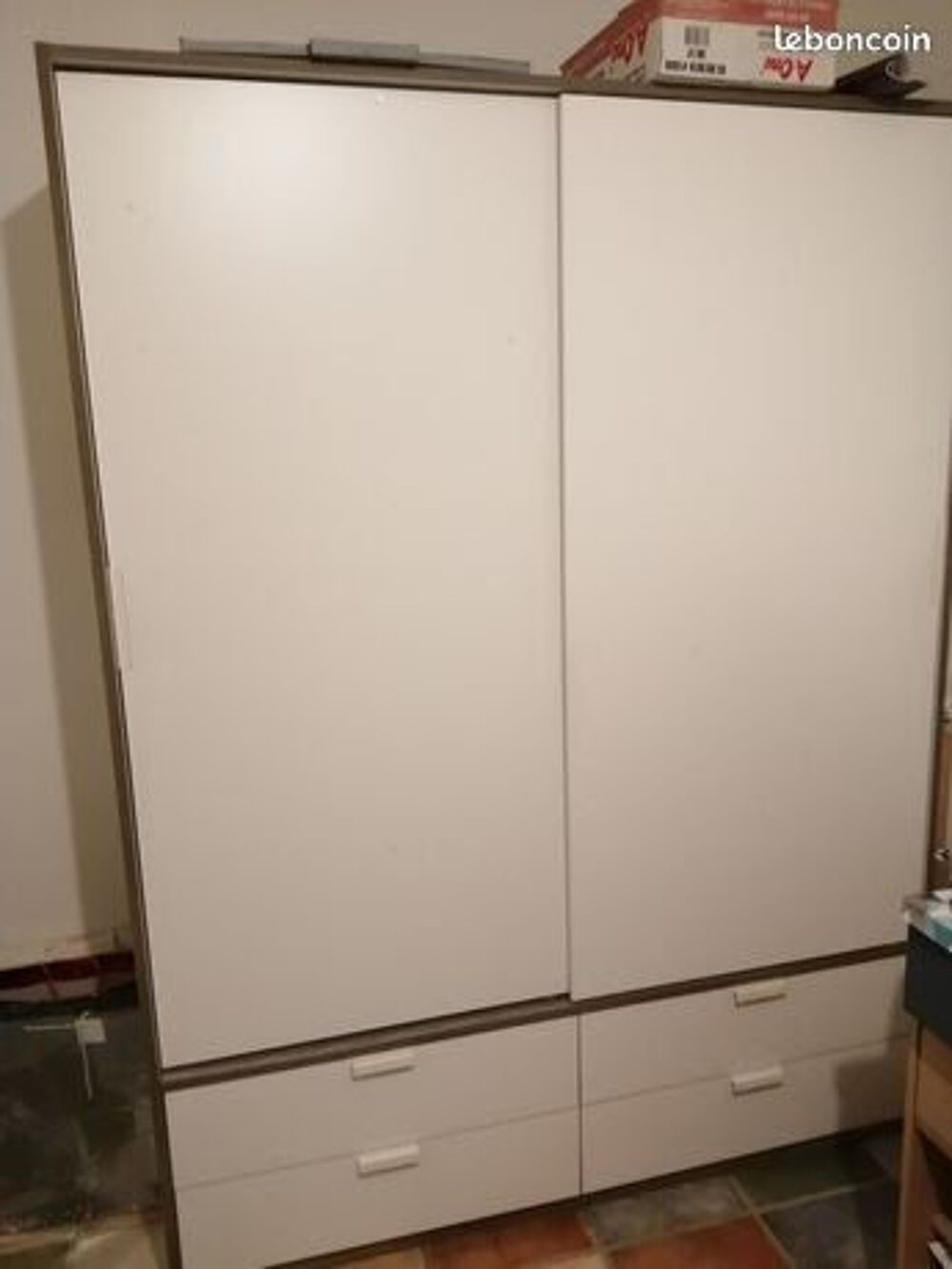 GRANDE ARMOIRE POUR CHAMBRE
Meubles
