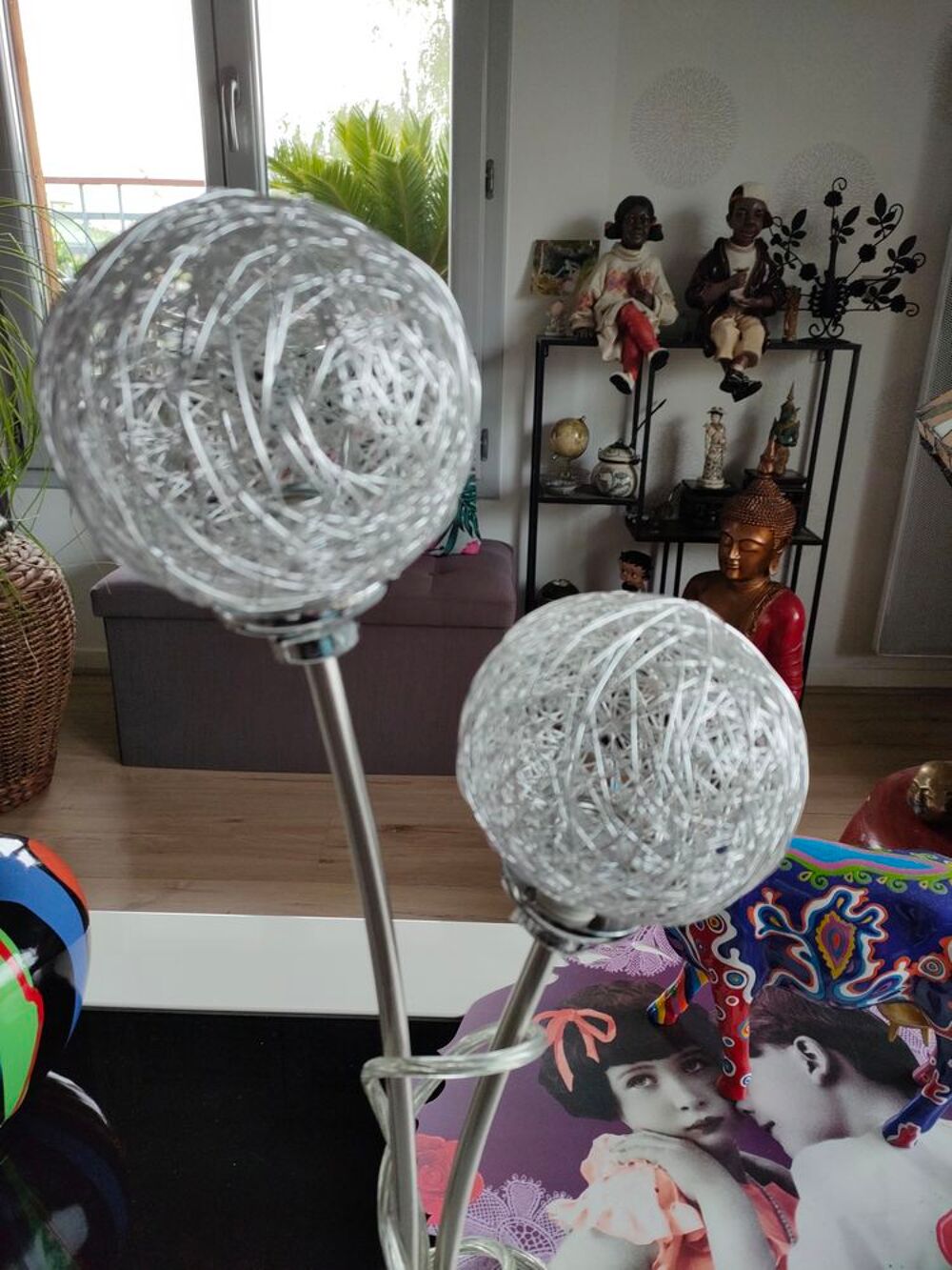 Luminaire moderne, 2 globes argent&eacute;s. Décoration