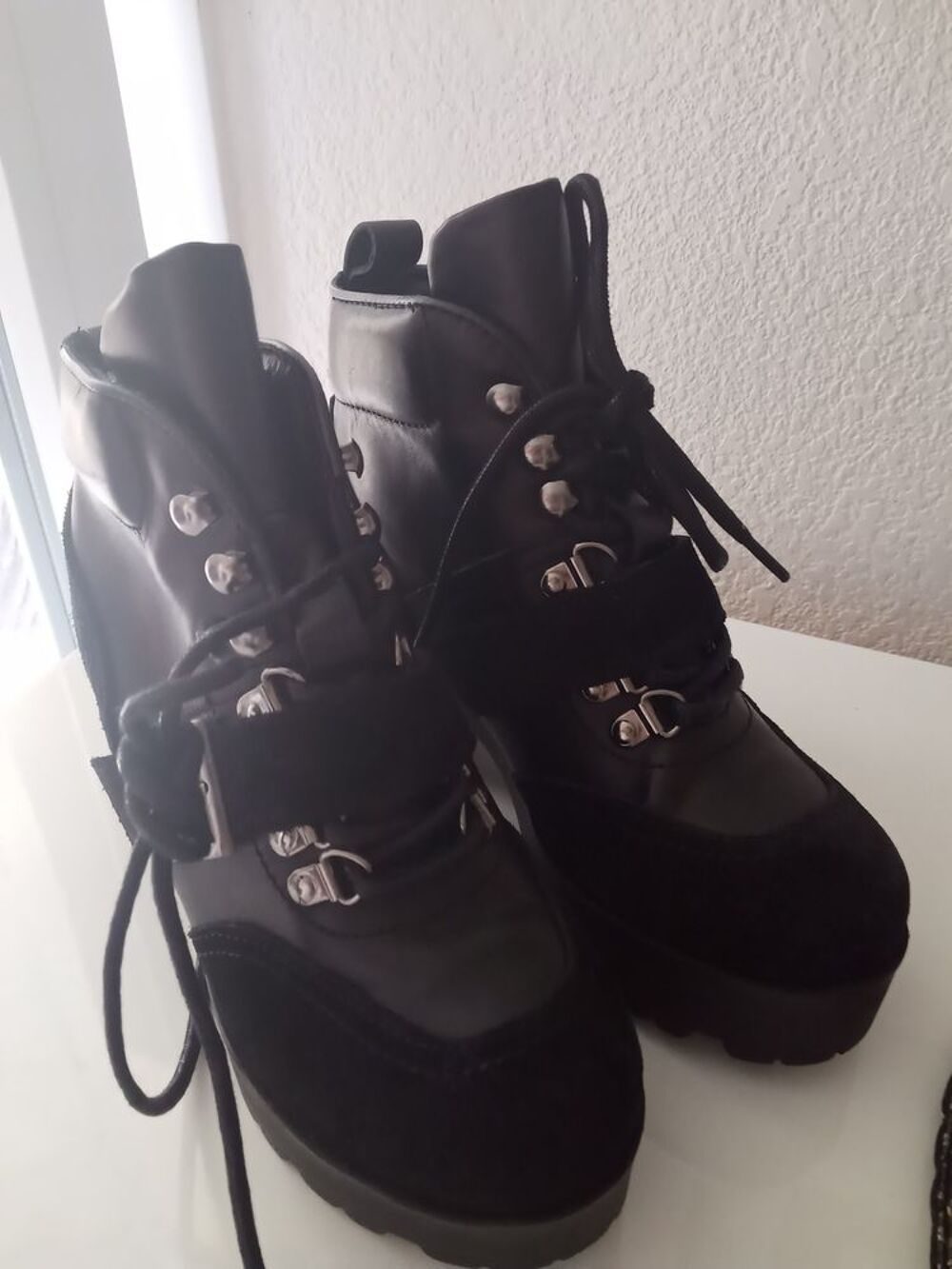 chaussures neuf Pointure 36 couleur noir jamais port&eacute; marque th&eacute; loo Chaussures