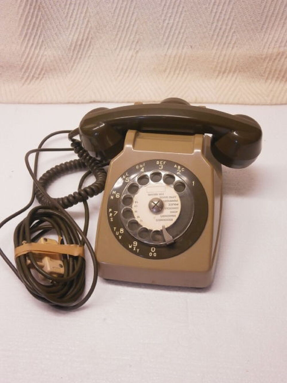 T&eacute;l&eacute;phone de collection S63 vert kaki &agrave; cadran avec son &eacute;cou 