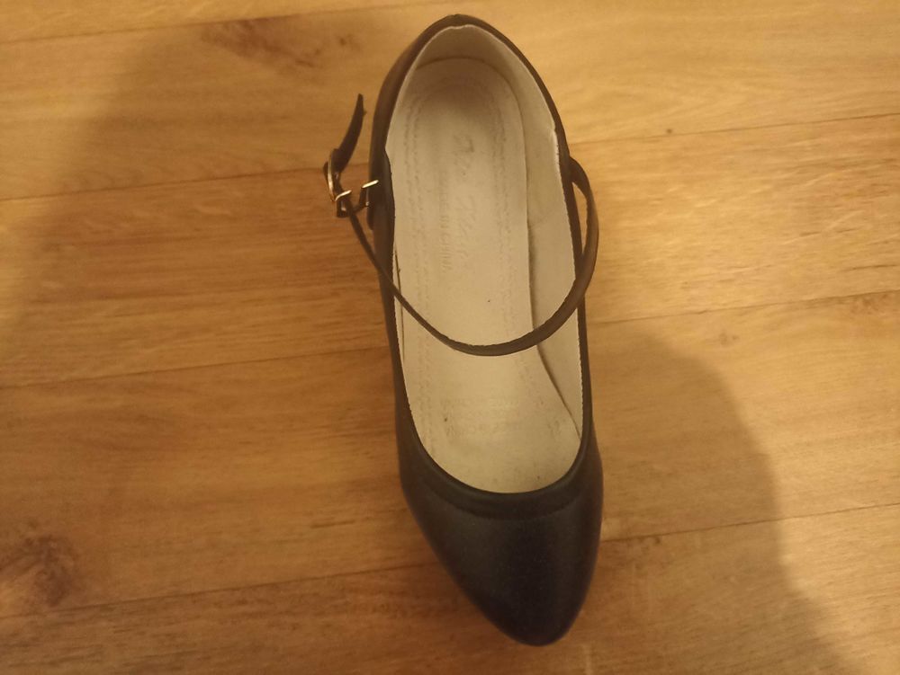 gros plastique d'habit femme du 38 au 42 robe . pulls.pantalons vestes chaussures 36 basket chaussure a talons jamais port&eacute; Vêtements