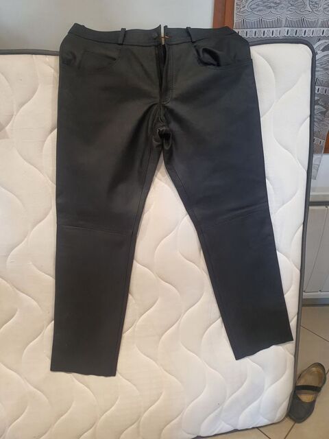 Kabardine cuire véritable neuf, Jamais mis pantalon en cuir 400 Bazoches-les-Gallerandes (45)