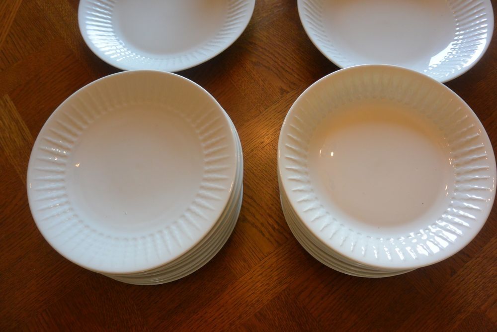 Ancien service de table en porcelaine 60 pi&egrave;ces ann&eacute;e 1972 Décoration