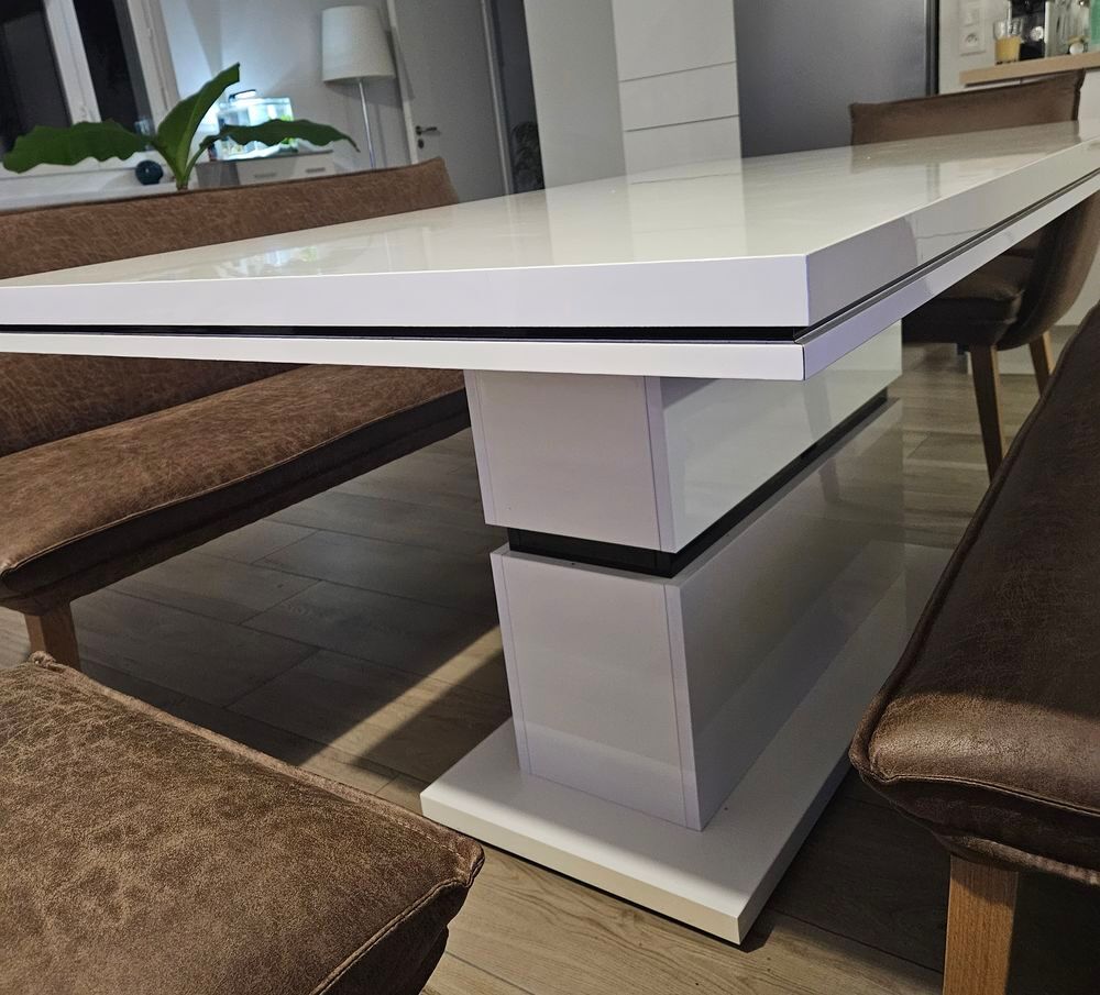Table design blanche laqu&eacute;e 6-8 pers pied central Meubles