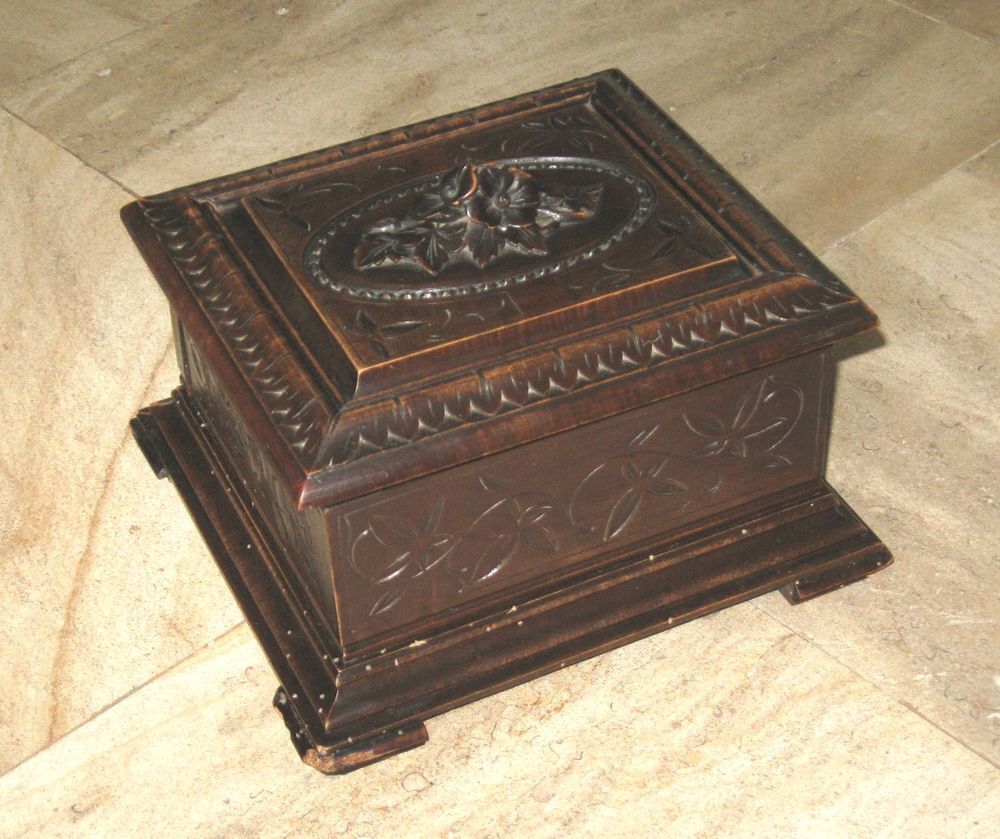 Coffret &agrave; Cigares ancien en bois sculpt&eacute; 