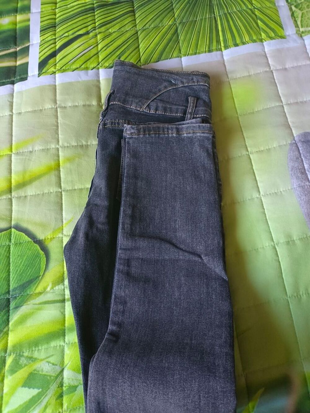 2 jeans taille L XL taille petit pour le dernier L Vêtements