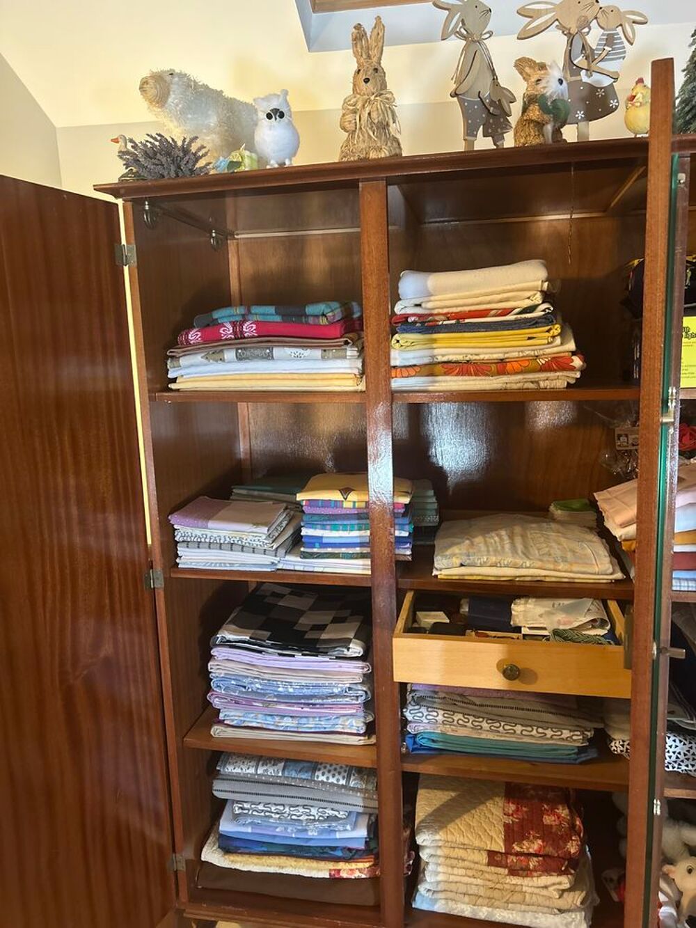 Armoire, trois portes avec tiroir et miroir Meubles