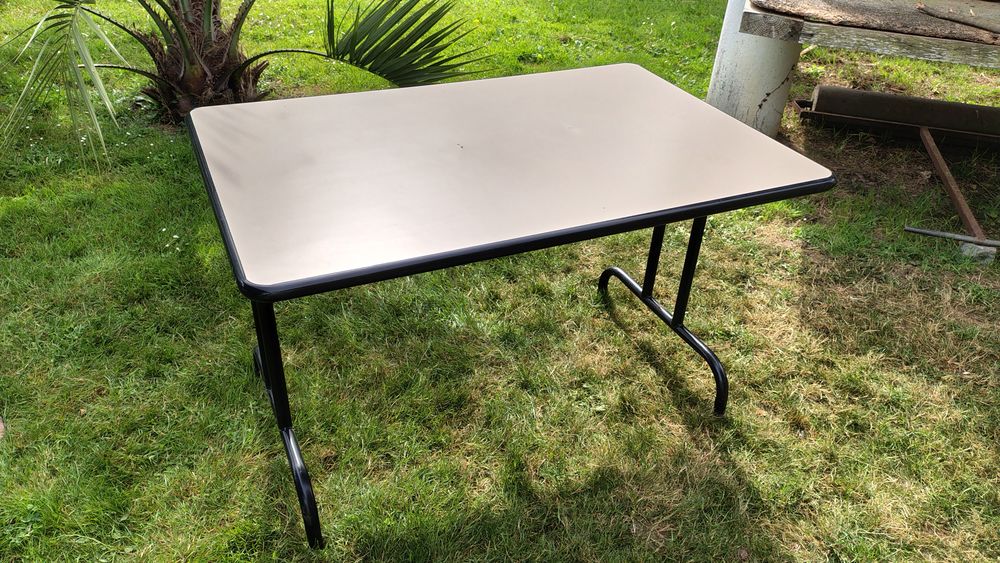Table pliante bords anti chocs bon &eacute;tat Meubles