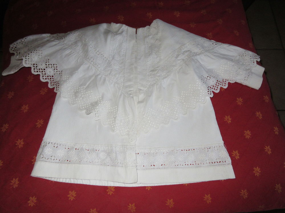 Ancien mantelet pour b&eacute;b&eacute; 