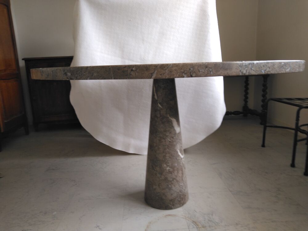 Table ronde de salle &agrave; manger enti&egrave;rement en marbre marron Meubles