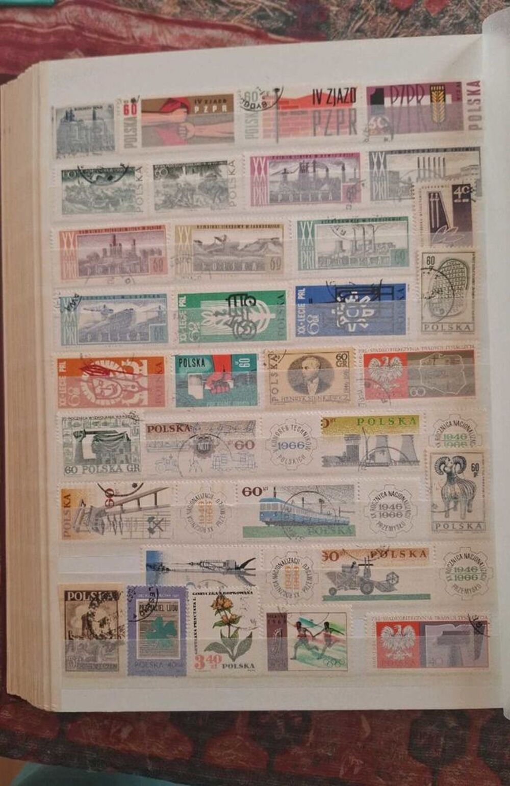 Classeur timbres Pays de l Est 