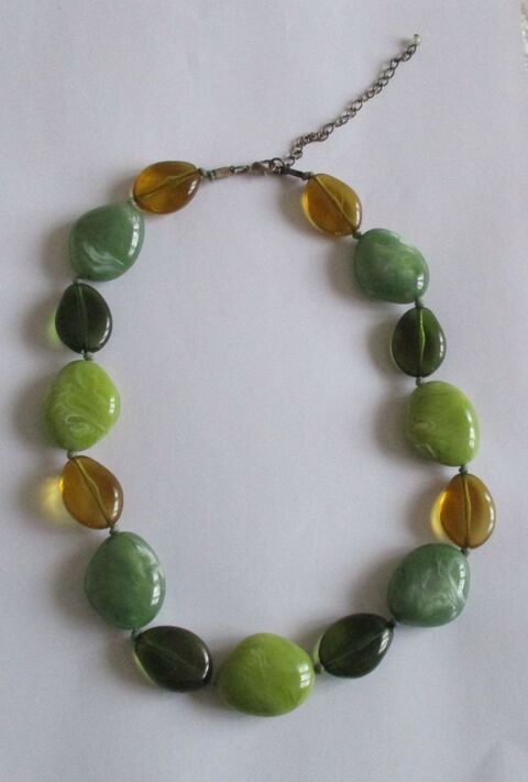 Collier perles vertes jaunes 8 Saint-Andr�-les-Vergers (10)