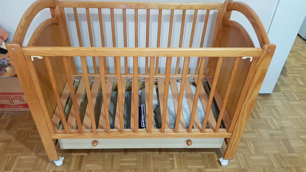 Lit b&eacute;b&eacute; en pin couleur miel Mobilier enfants