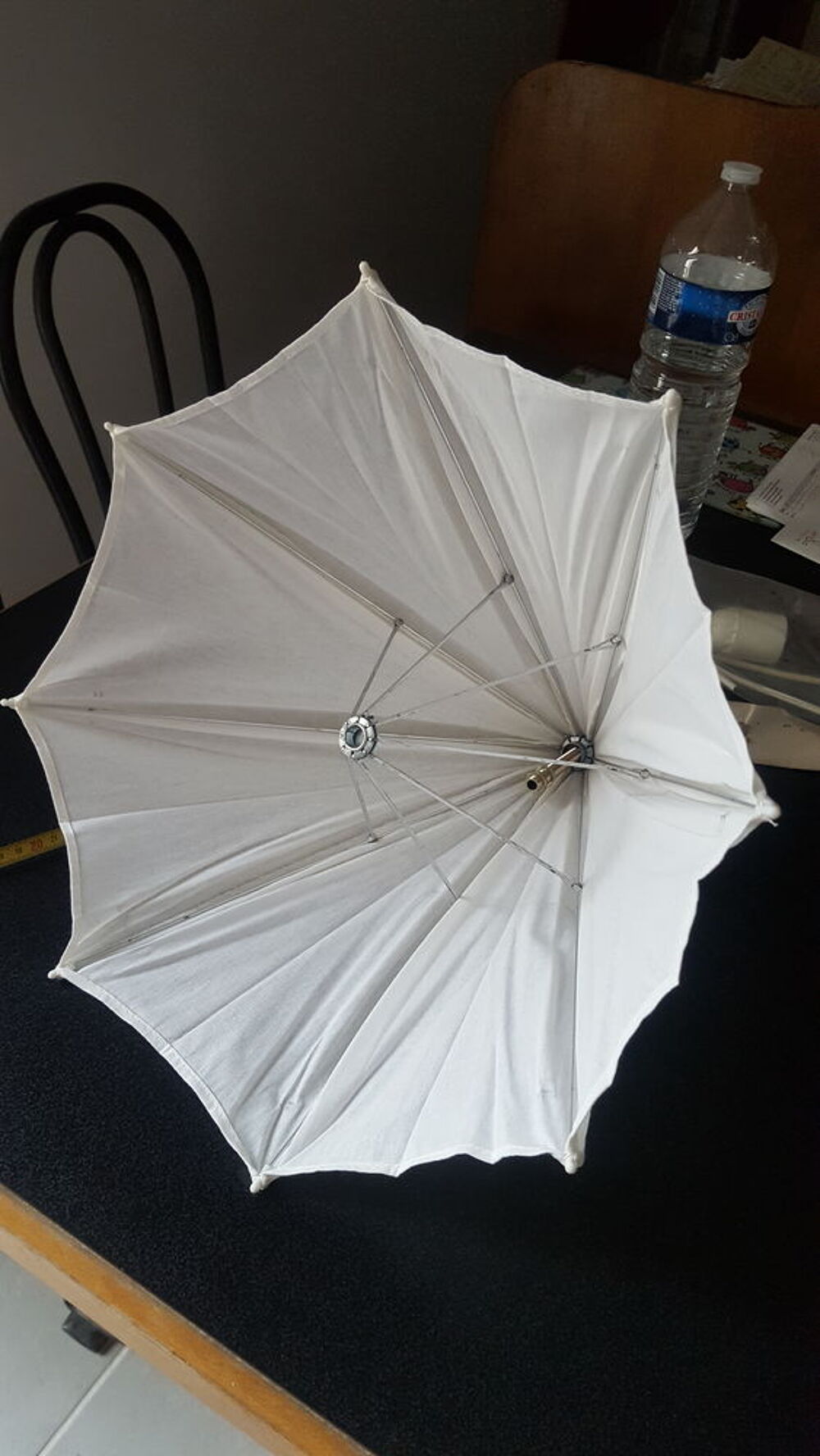 luminaire blanc en forme de parapluie
Décoration
