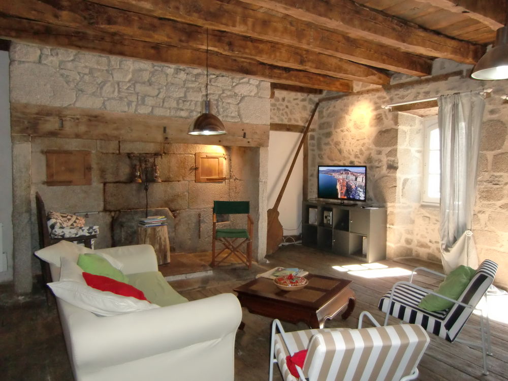   Maison rénovée -ferme - Jacuzzi - Pêche Lac- Wifi Auvergne, Roumégoux (15290)