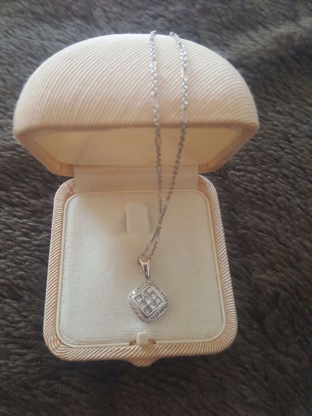 Superbe pendentif or gris et diamants 0,50 ct Bijoux et montres