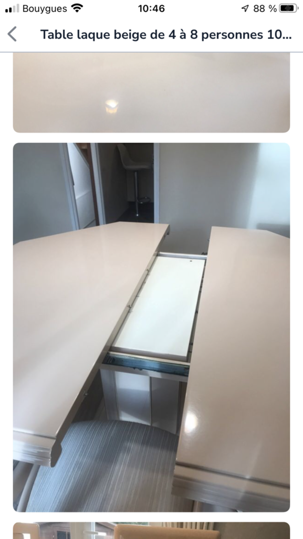 Table octogonale en bois laqu&eacute; beige avec 4 chaises Meubles