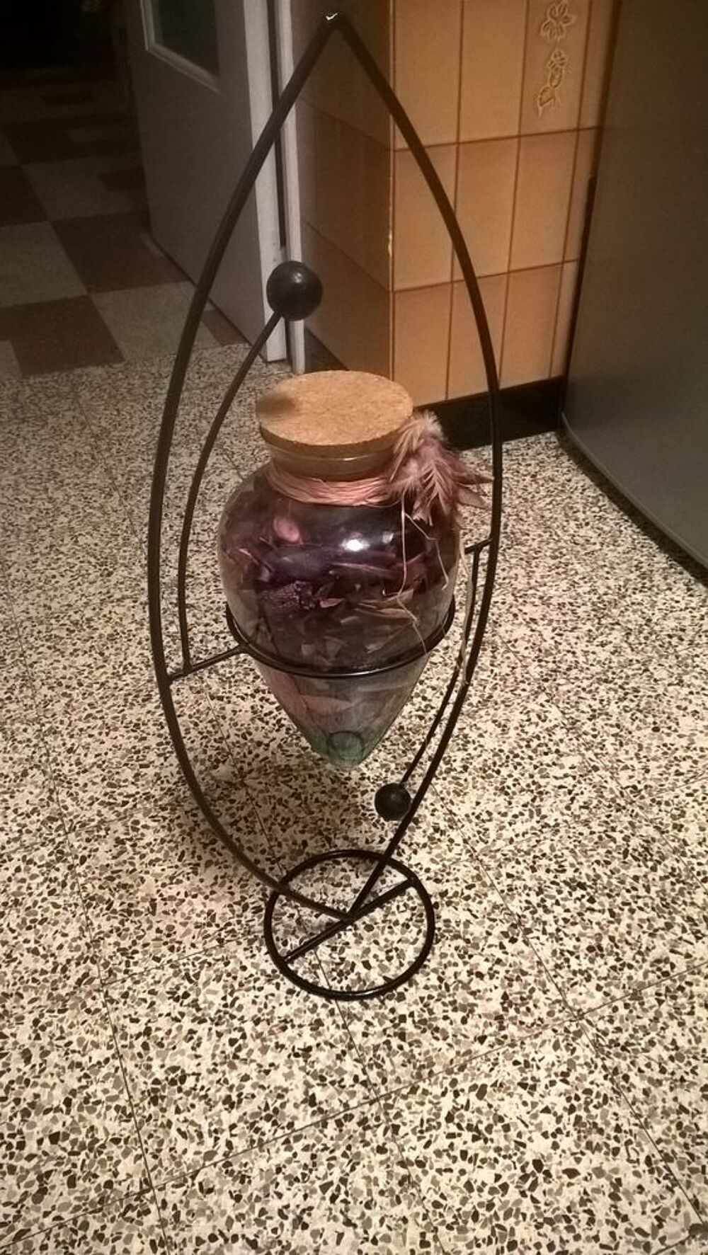 Porte-plante fer forg&eacute; + "pot pourri". Décoration