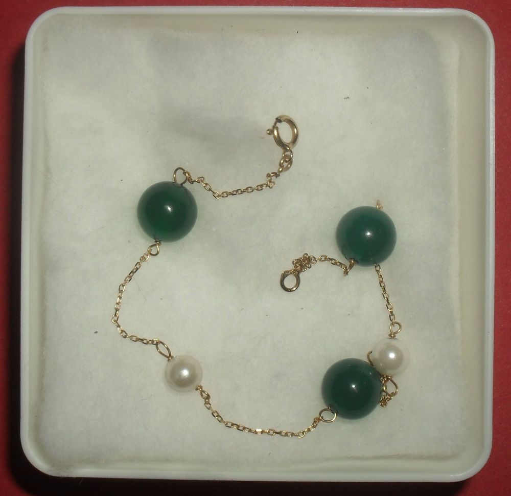 Bracelet en OR 18 carats avec 2 Perles Blanches et 3 Vertes. Bijoux et montres