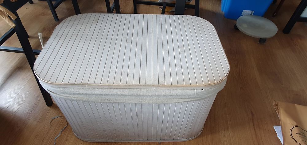 COFFRE EN BOIS BLANC OU BOUT DE LIT ) Meubles