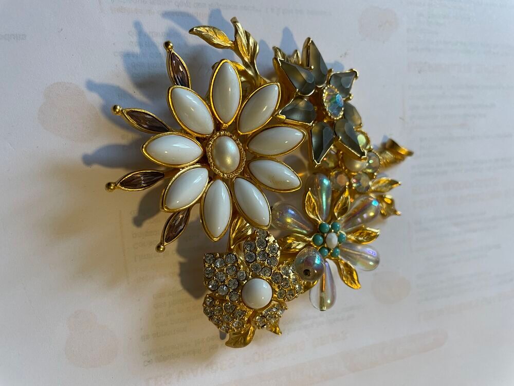 Broche dor&eacute;e fleurs feuilles en triangle GM avec cabochons b Bijoux et montres