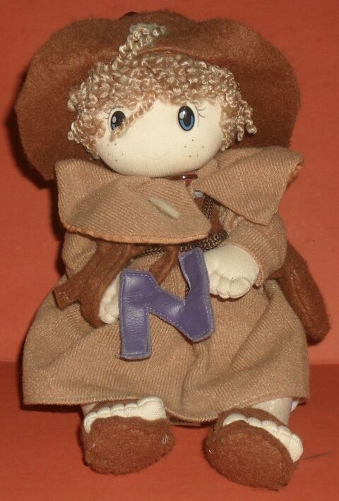 Tr�s jolie Peluche fillette au chapeau. 15 Montreuil (93)