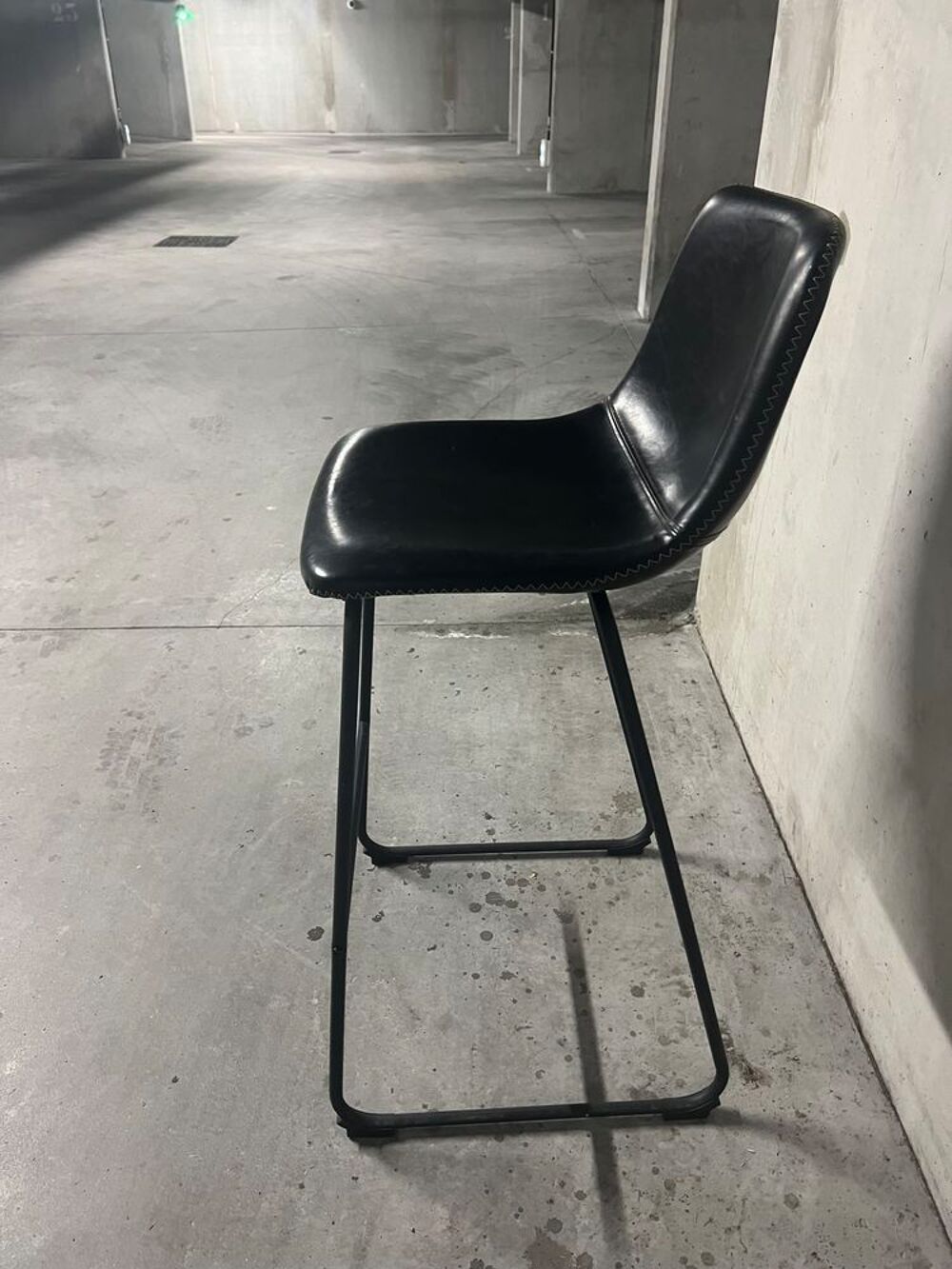 Tabouret de bar noir m&eacute;tal et simili cuir Meubles